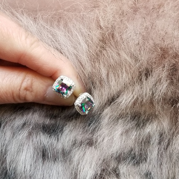 🍒NWOT🍒 RAINBOW CZ STUD EARRINGS - Picture 3 of 5